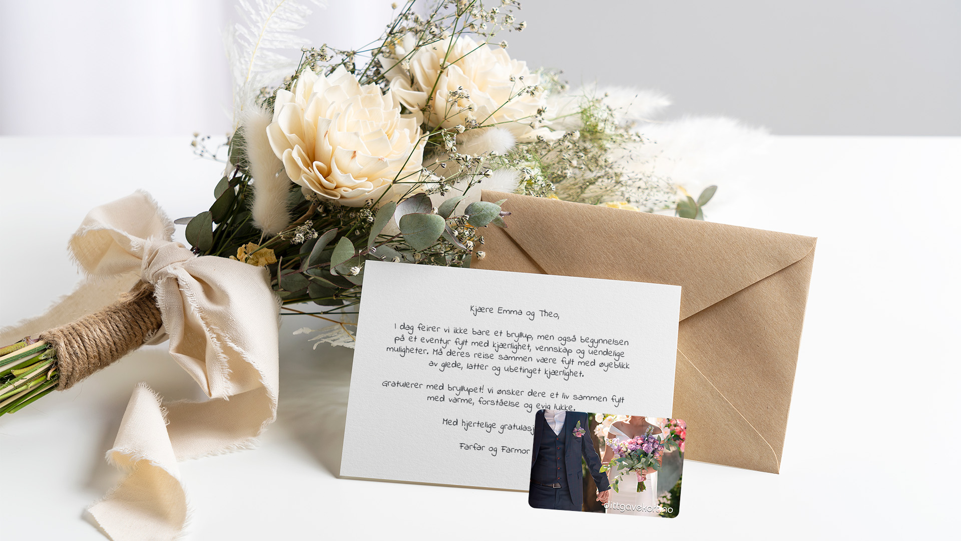 Tørket blomsterbukett, håndskrevet bryllupskort og dittgavekort med bilde av brudeparet plassert på lysbakgrunn