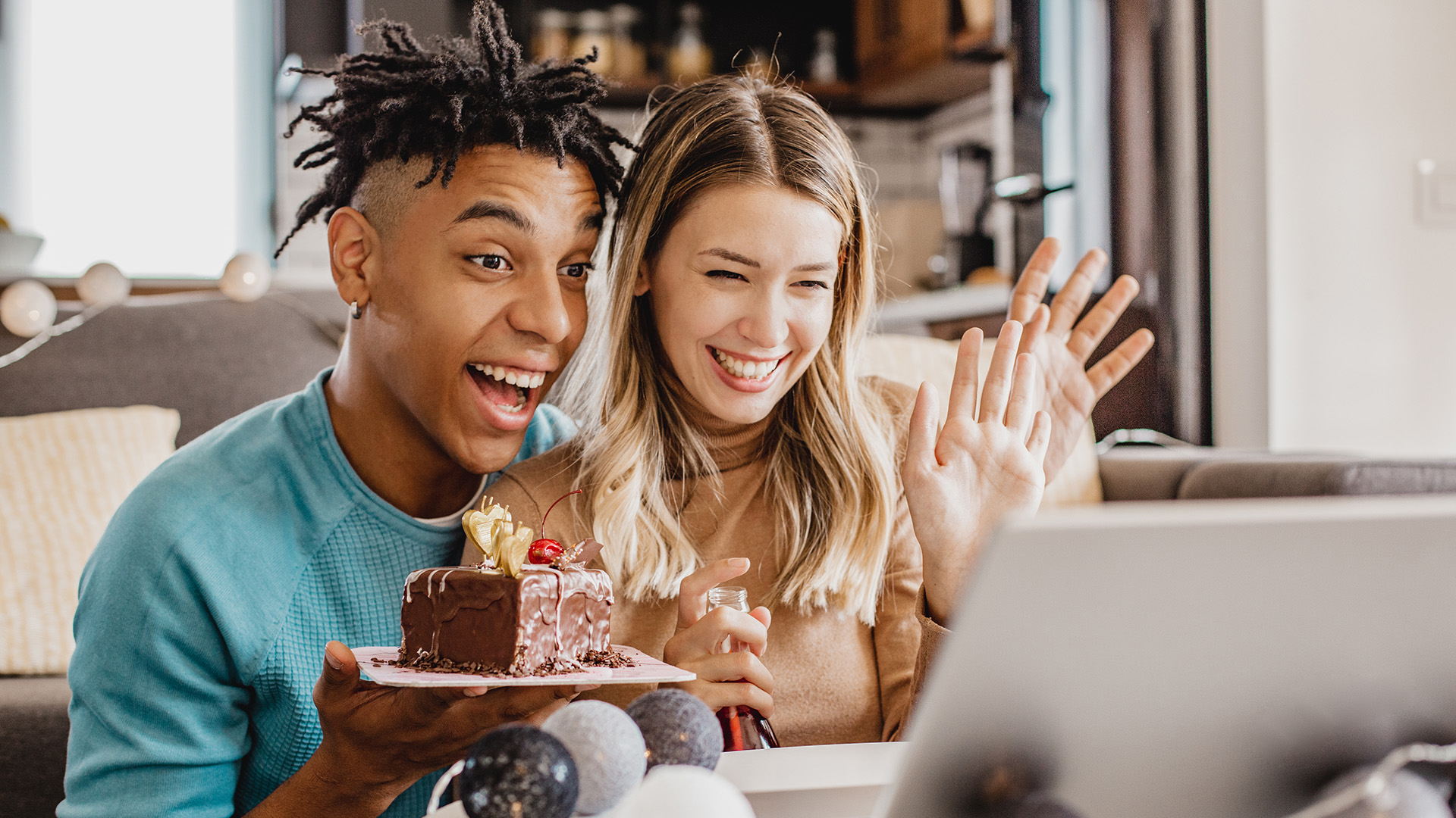 Ungt par feirer bursdag via videosamtale hjemme