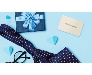 Dittgavekort på blå bakgrunn omringet av blå gaveeske, briller, blå hjerter og slips