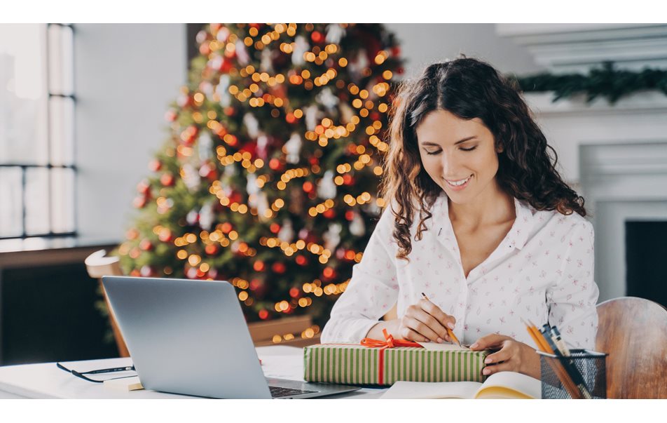 Foto av ansatt som får en julegave og blir overrasket.