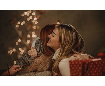 Julekort med dittgavekort med juledekorasjoner rundt