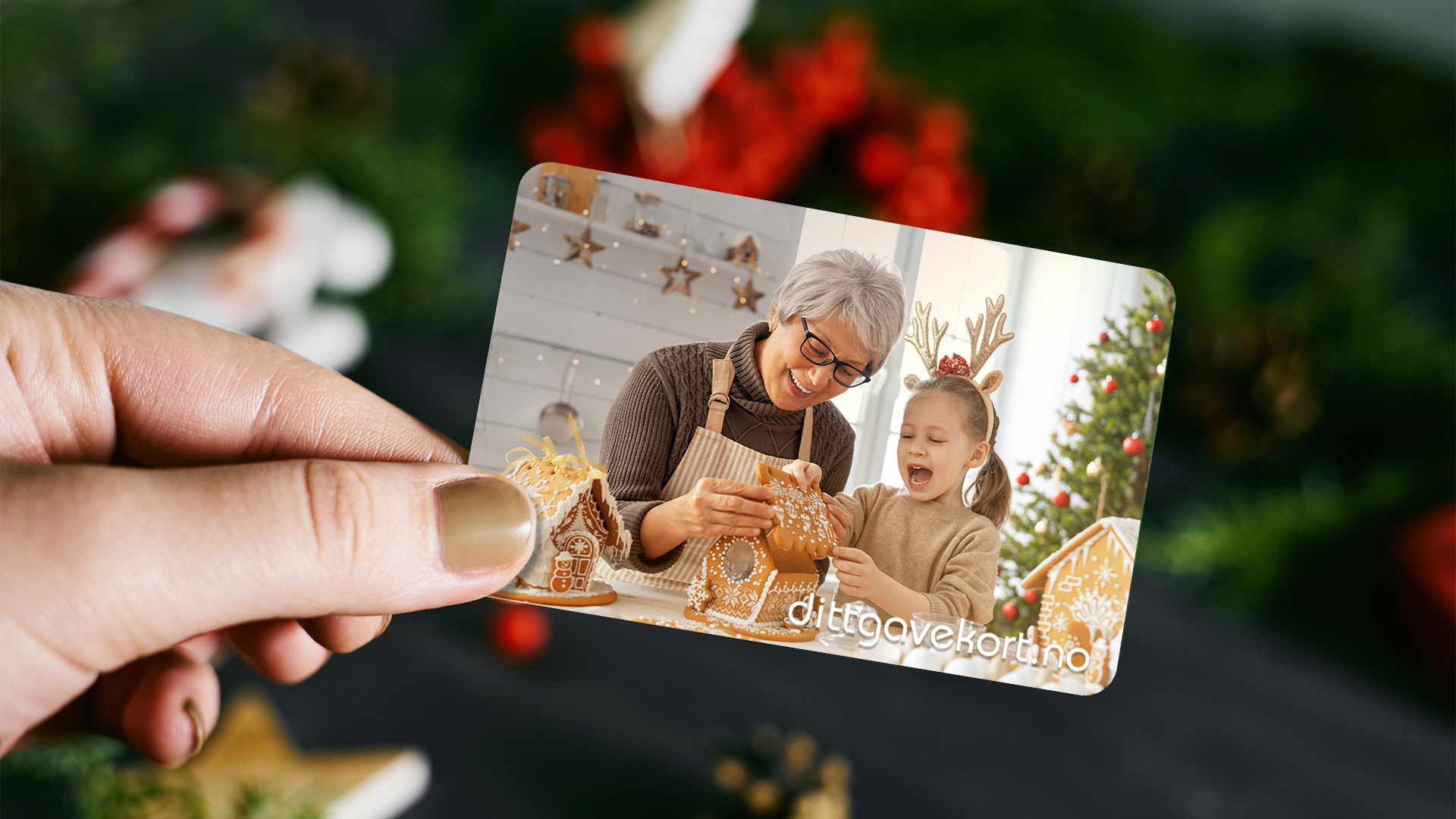 Dame som holder dittgavekort med personlig design