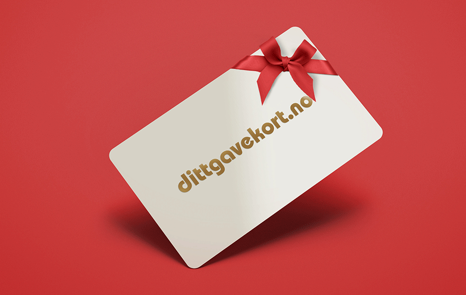 Bilde av en ansatt som åpner gave de ønsker seg.