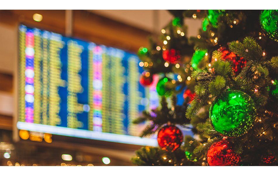 juletre med flyplass skjerm i bakgrunnen