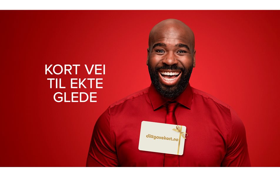 Mann som smiler i rød genser med dittgavekort.no