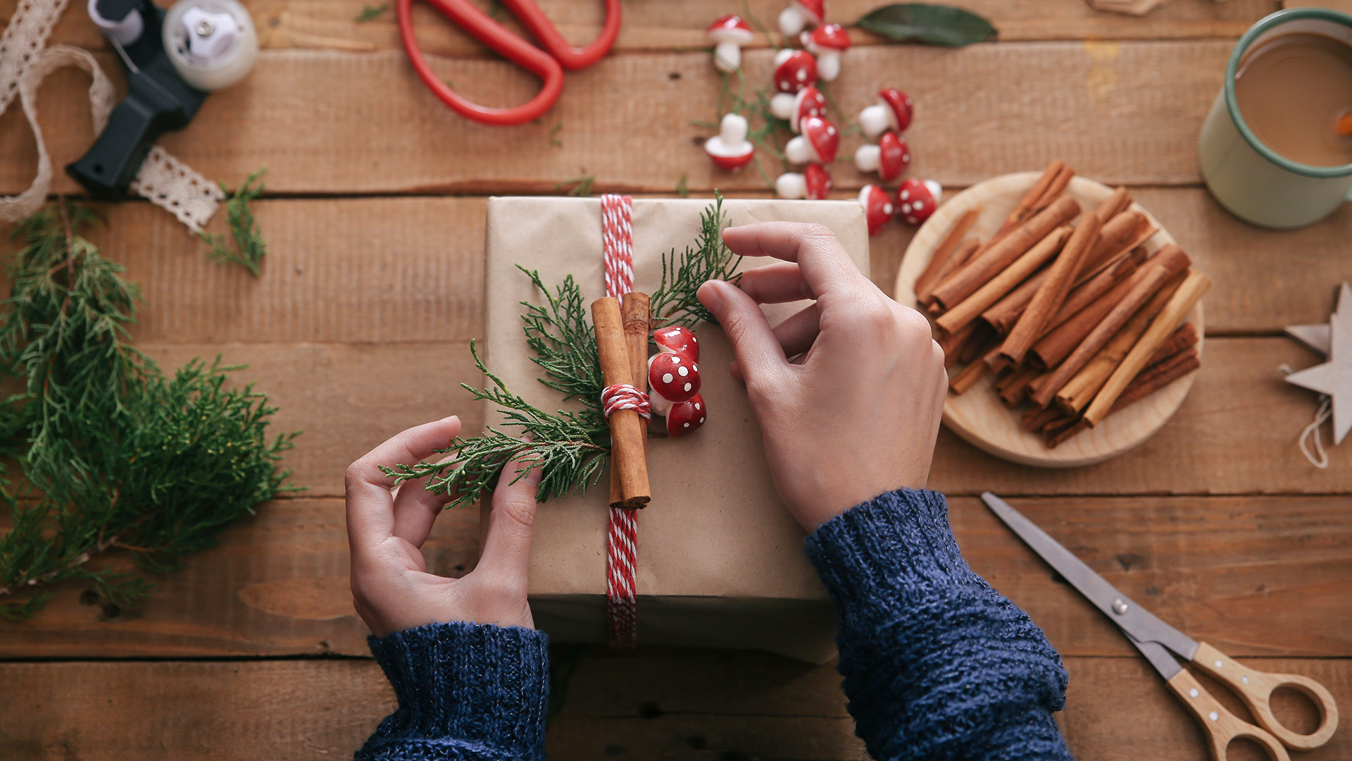 Dame som pakker en gave