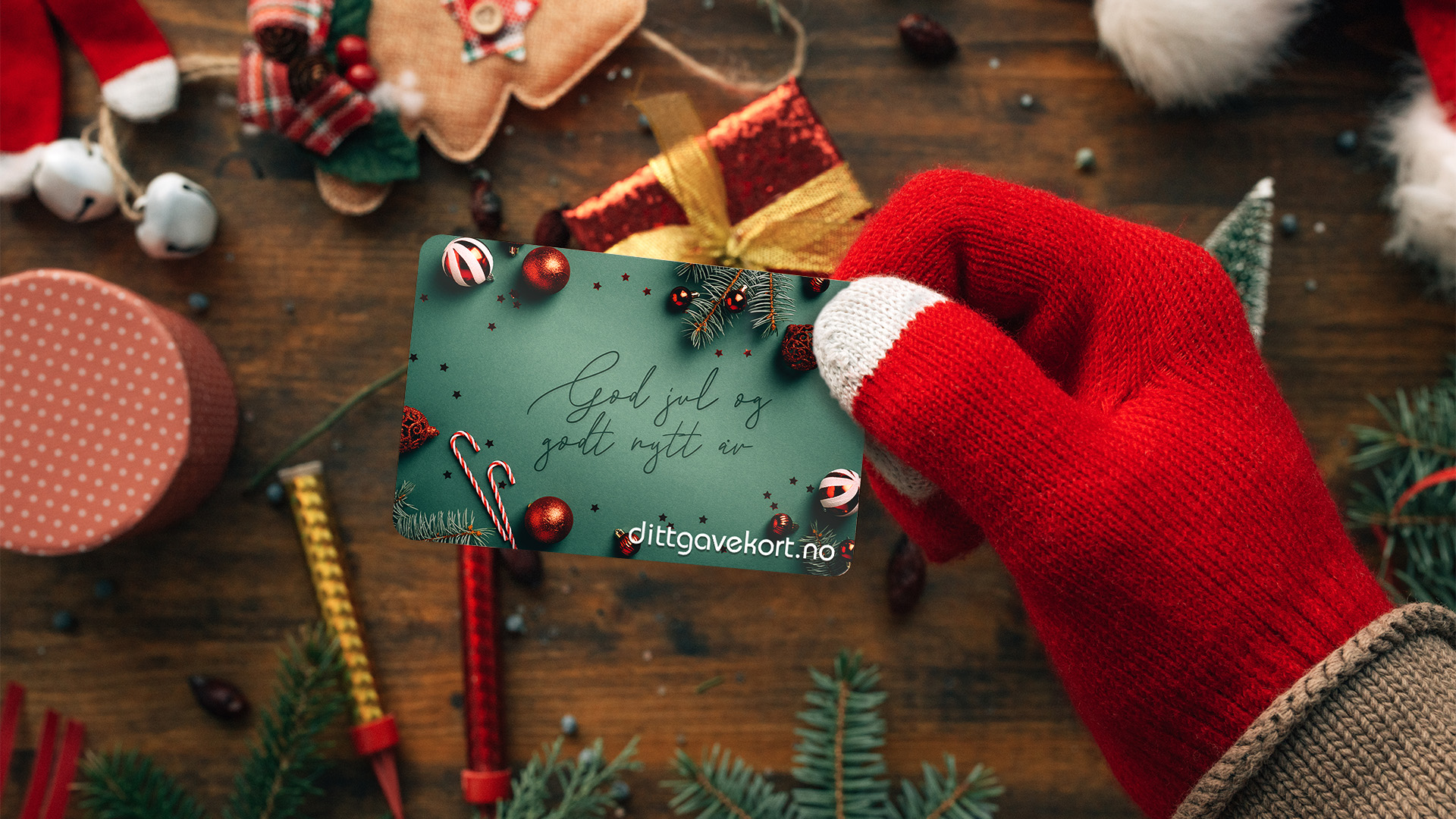 person som holder dittgavekort med juledesign