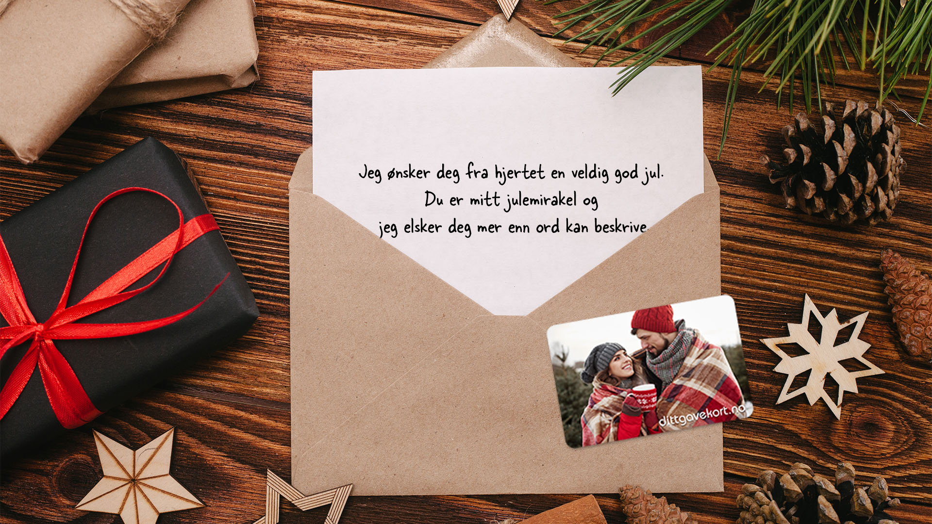 Julekort i konvolutt med dittgavekort.no av et par
