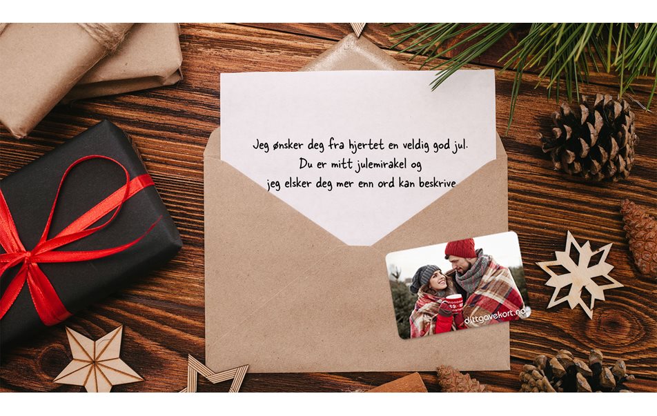 Julekort i konvolutt med dittgavekort.no av et par