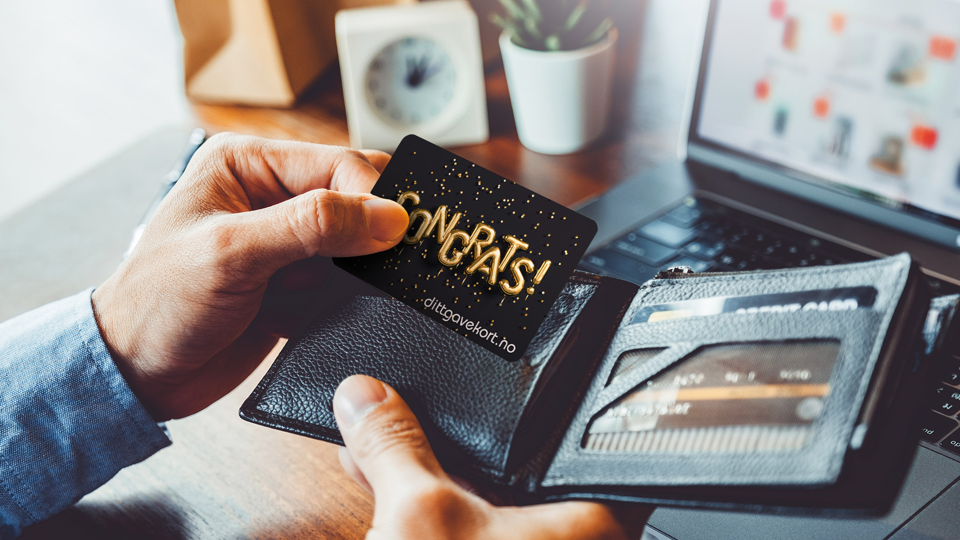 en mann som holder gavekort med design i lommebok