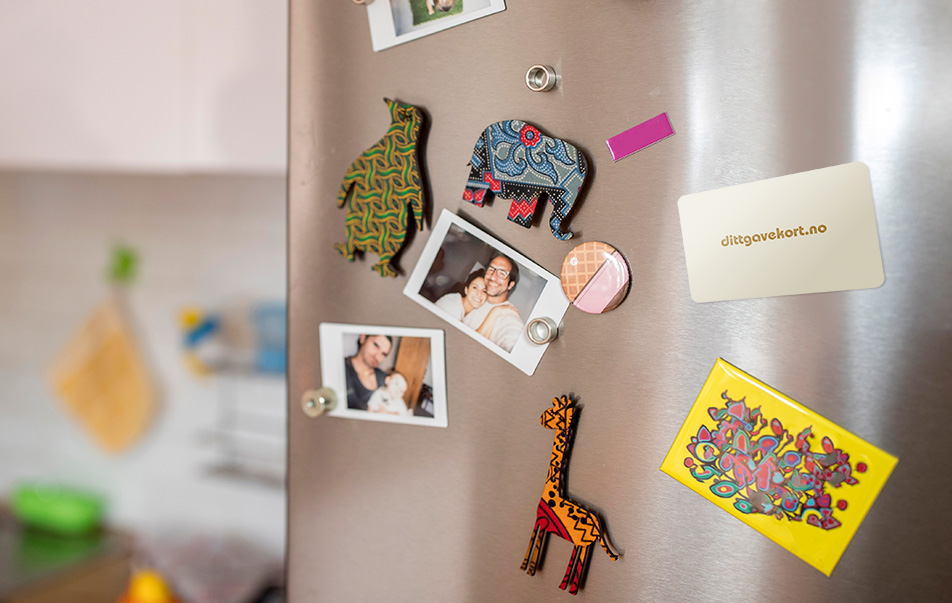 Kjøleskap med bilder, magneter og dittgavekort magnet